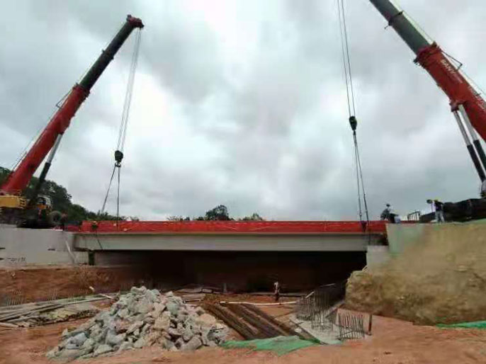  坪山锦绣路半幅箱梁顺利吊装